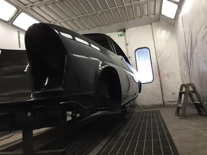 Lakierowanie samochodu w kabinie lakierniczej w warsztacie AUTO PAINT w Poznaniu